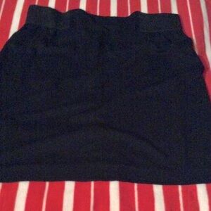STUDIO PETITE Black stretch skirt.